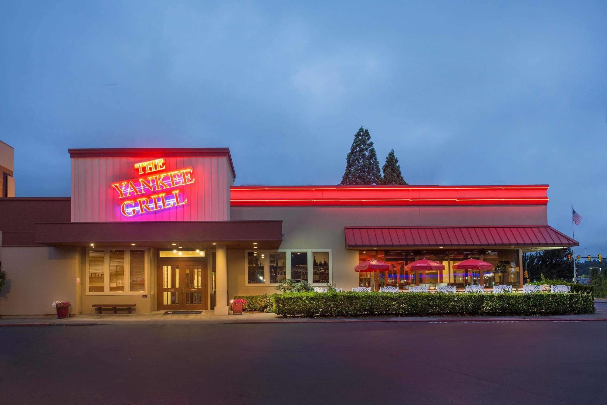 Red Lion Hotel & Conference Center - Seattle/Renton Exterior photo