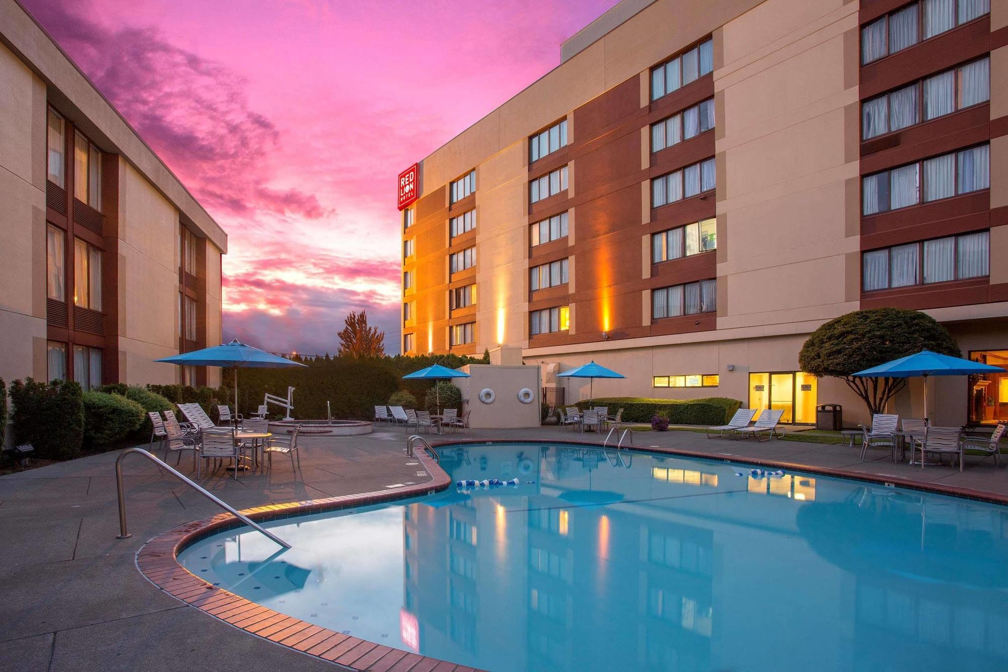 Red Lion Hotel & Conference Center - Seattle/Renton Exterior photo